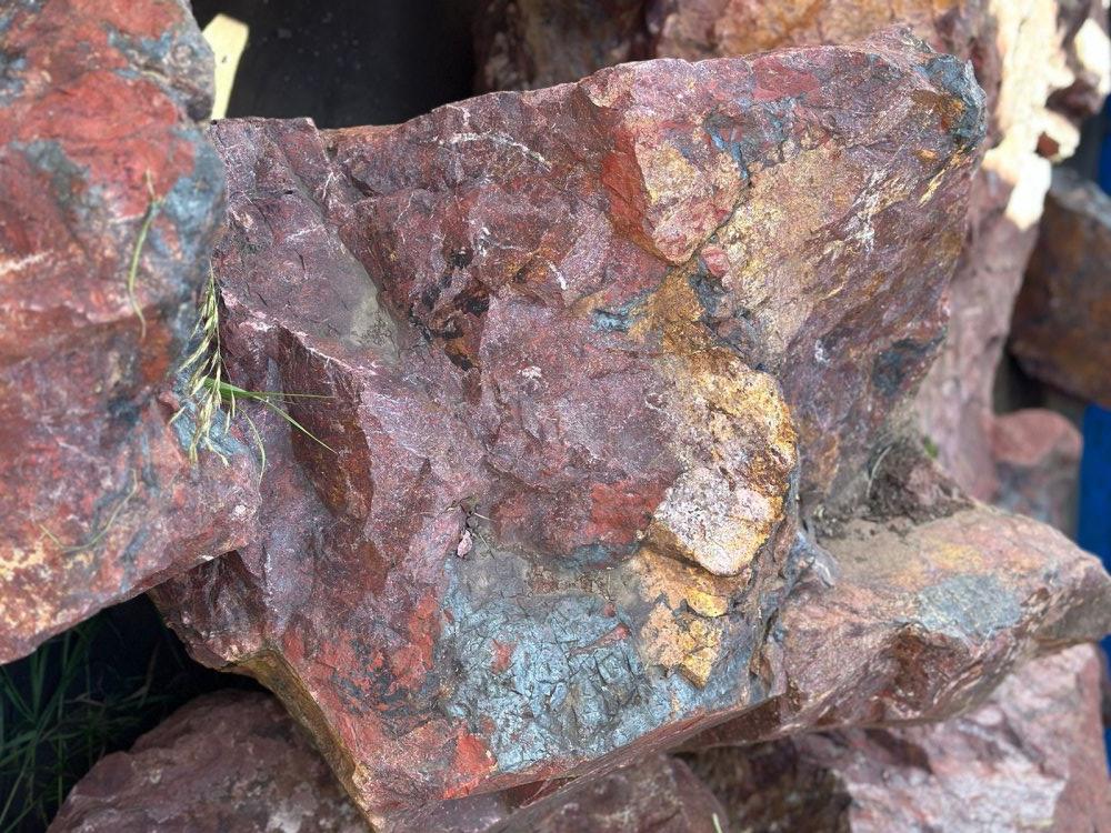 Камни для ландшафтного дизайна красно-фиолетовые 10-60 килограмм купить в Нижнекамске