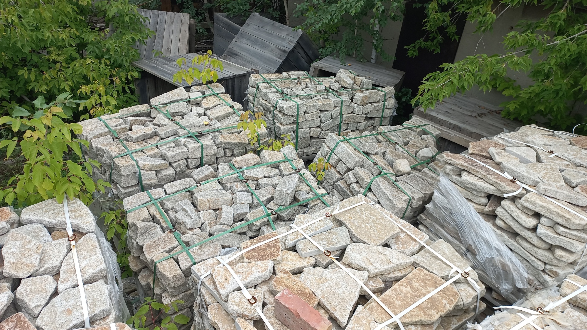 Плитняк галтованный гранитный для ландшафтного дизайна купить в Нижнекамске