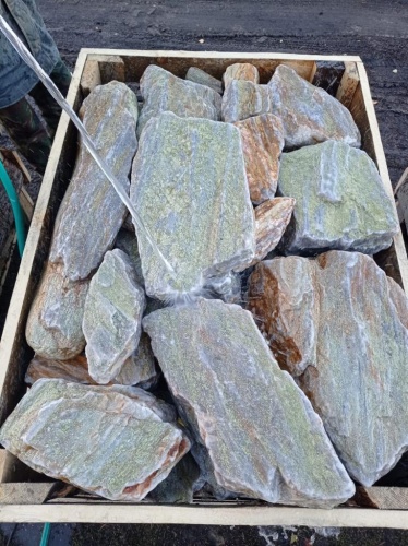 Златолит жёлтый, жёлто-зелёный глыбки и валуны для ланшафтного дизайна купить в Нижнекамске