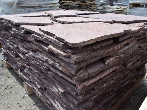 Плитняк лемезит бордовый для облицовки цоколя 20-25 мм  купить в Нижнекамске