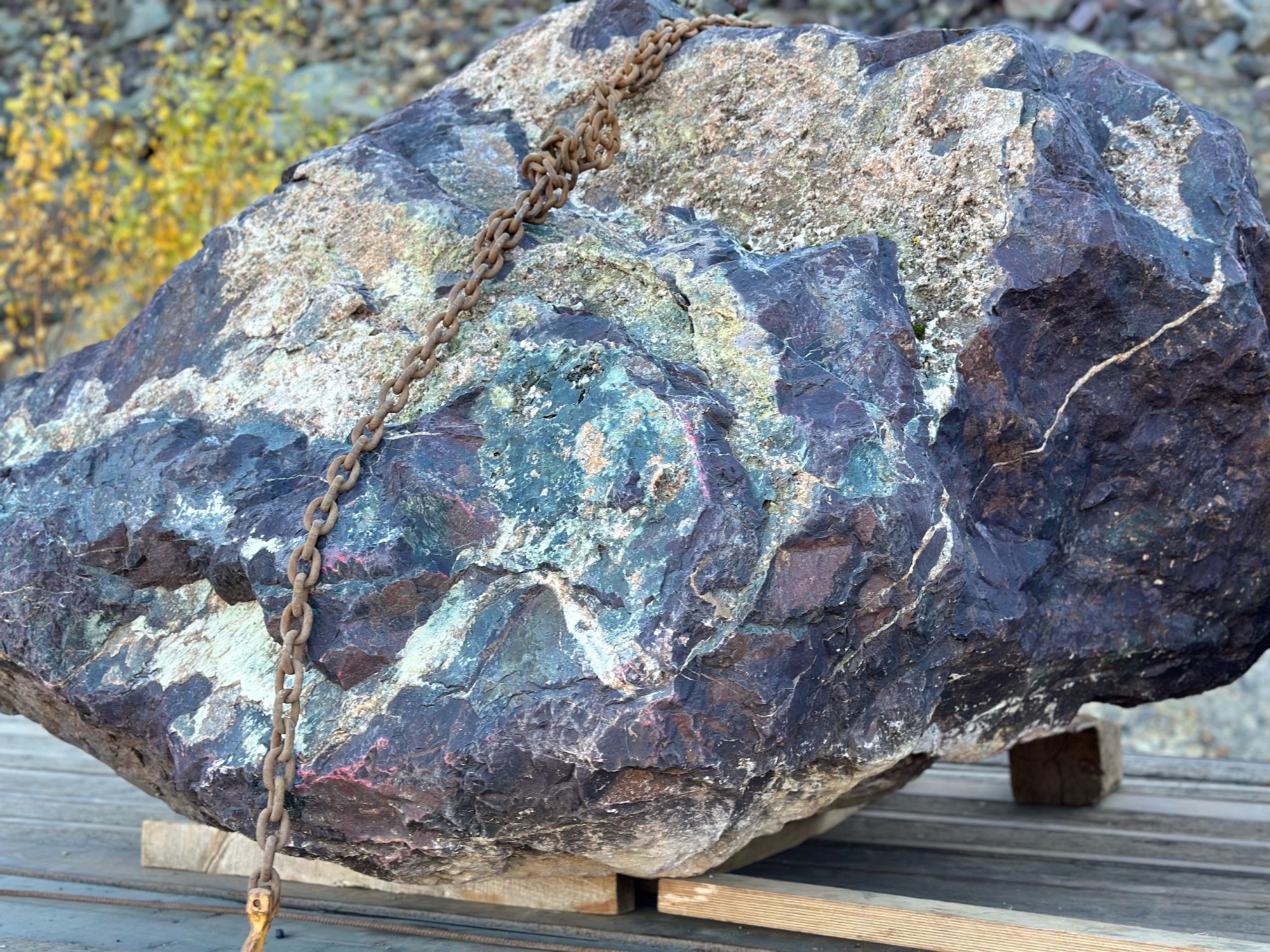 Огромные красно-фиолетовые валуны для ландшафтного дизайна весом более 5 тонн купить в Нижнекамске