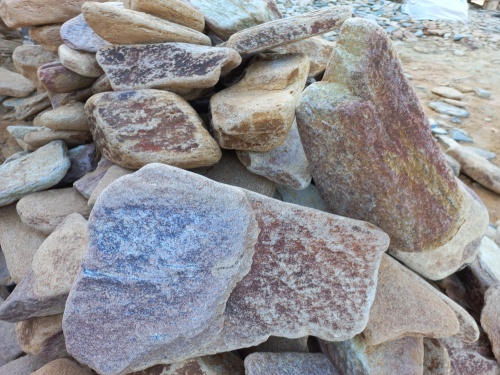 Златолит жёлтый, жёлто-зелёный глыбки и валуны для ланшафтного дизайна купить в Нижнекамске