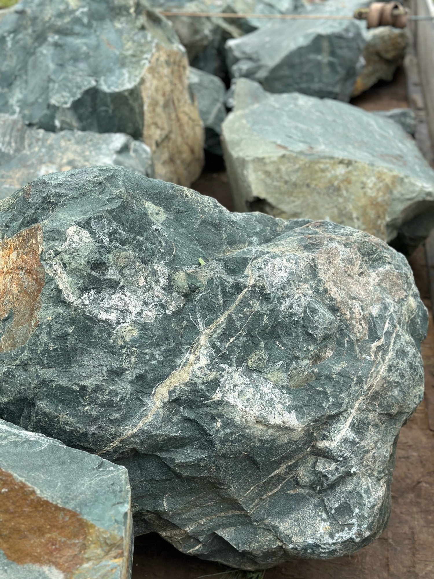 Камни для ландшафтного дизайна зелёные 10-60 килограмм купить в Нижнекамске