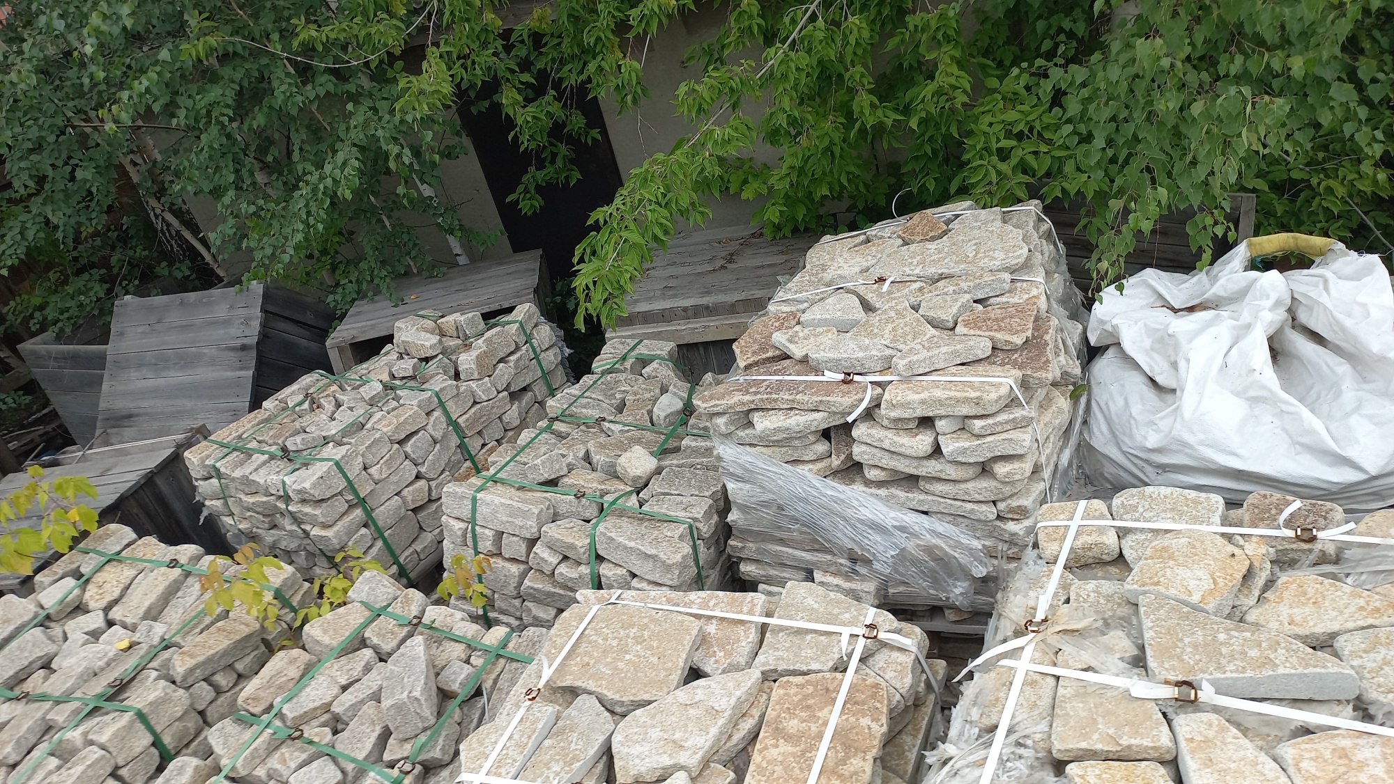 Плитняк гранитный галтованный купить в Нижнекамске