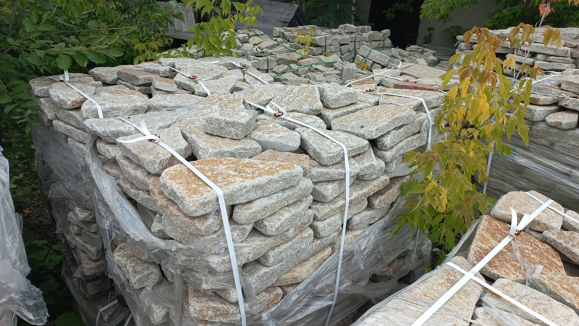 Плитняк галтованный гранитный для ландшафтного дизайна купить в Нижнекамске