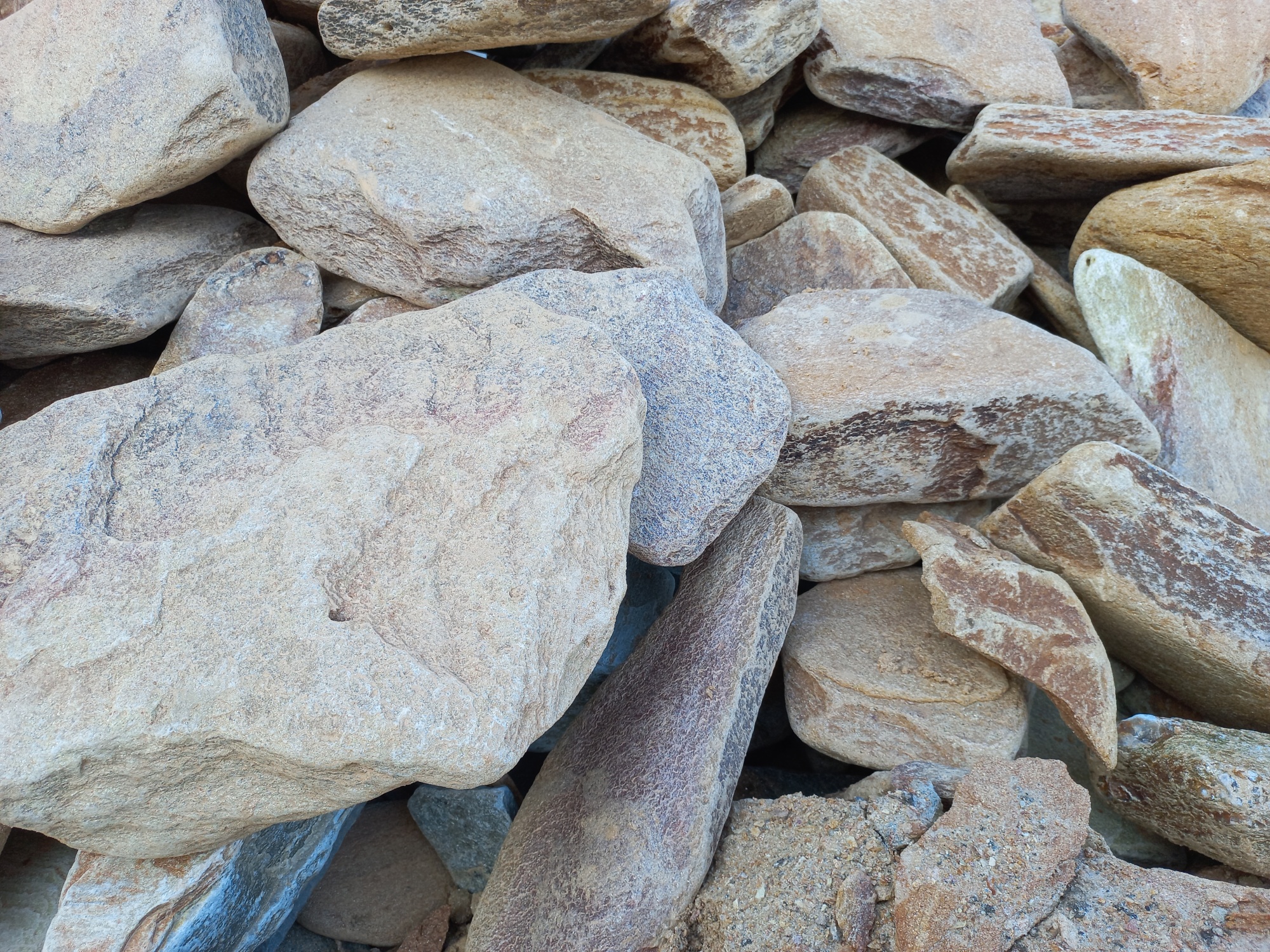 Златолит жёлтый, жёлто-зелёный глыбки и валуны для ланшафтного дизайна купить в Нижнекамске