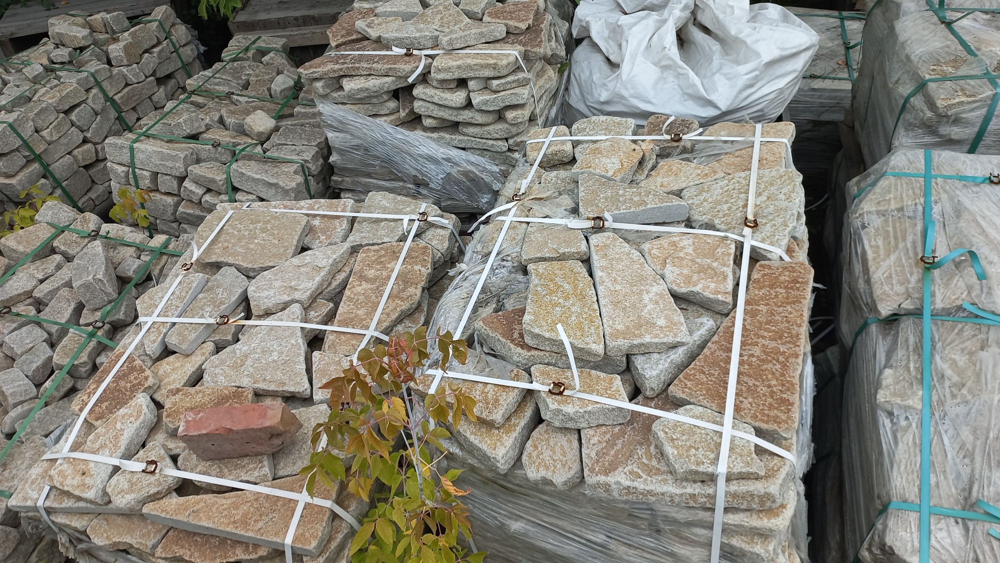 Плитняк гранитный галтованный купить в Нижнекамске