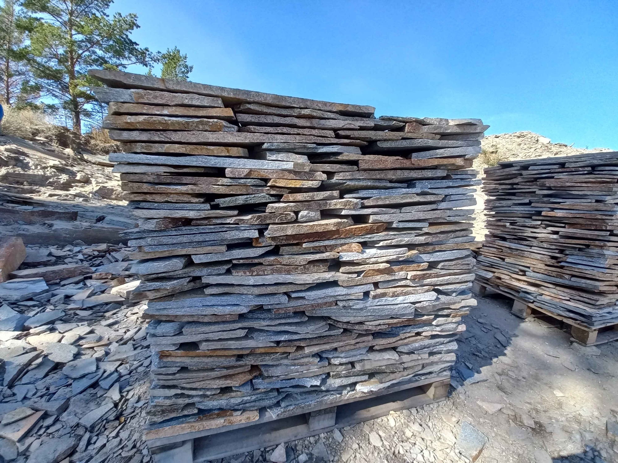 Плитняк златолит серебристый для фасада купить в Нижнекамске