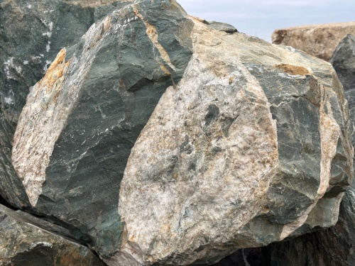 Гигантские зелёные валуны для ландшафтного дизайна весом более 5 тонн купить в Нижнекамске