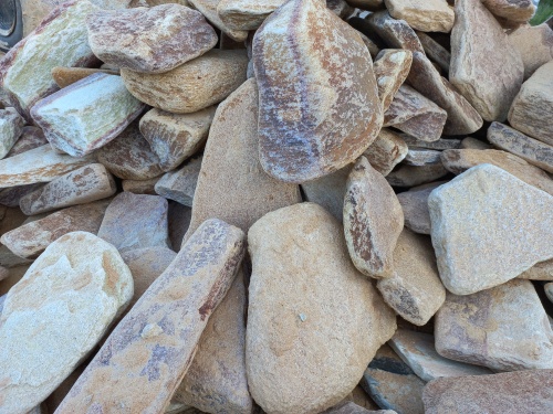 Златолит жёлтый, жёлто-зелёный глыбки и валуны для ланшафтного дизайна купить в Нижнекамске