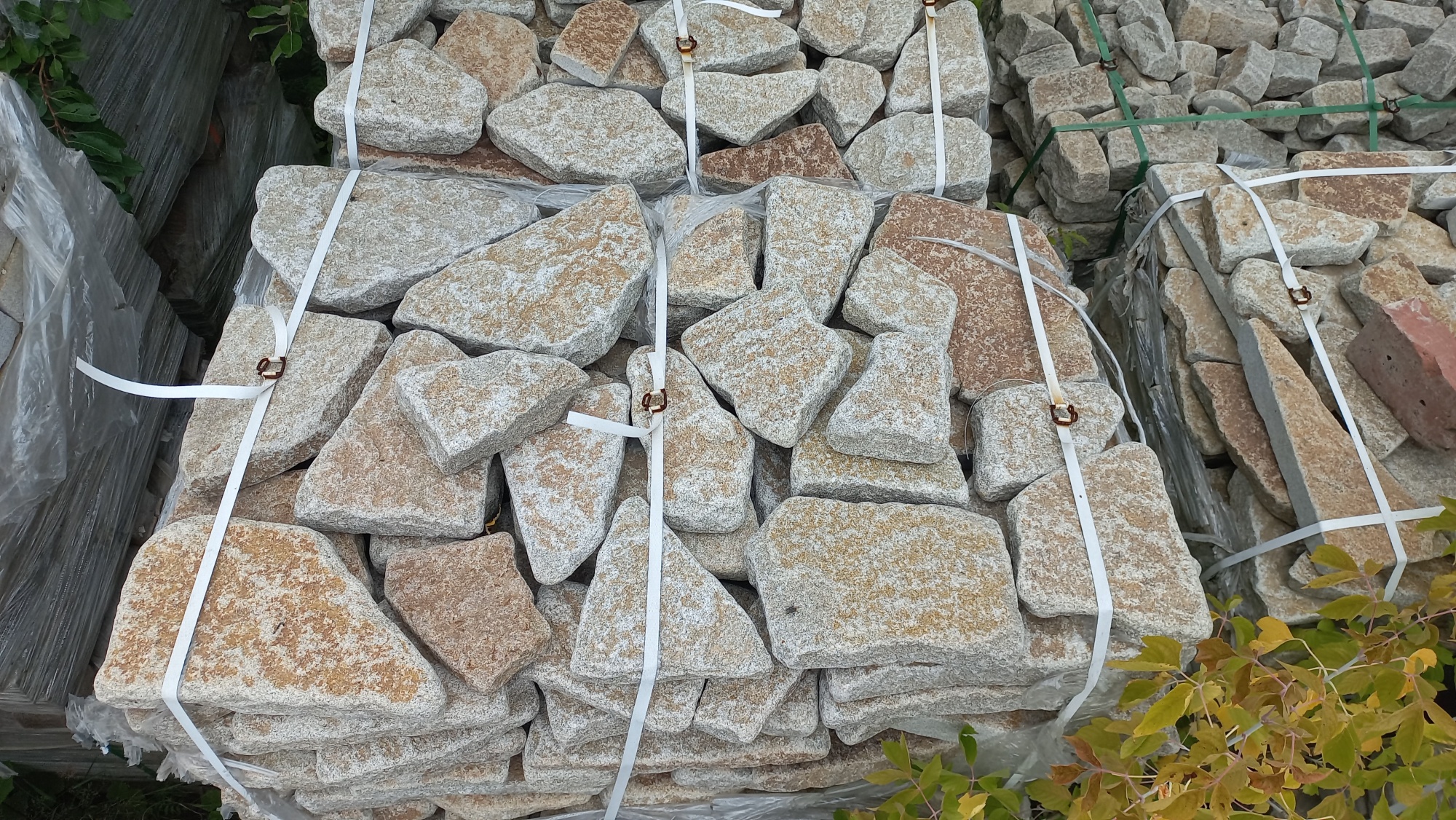 Плитняк галтованный гранитный для ландшафтного дизайна купить в Нижнекамске