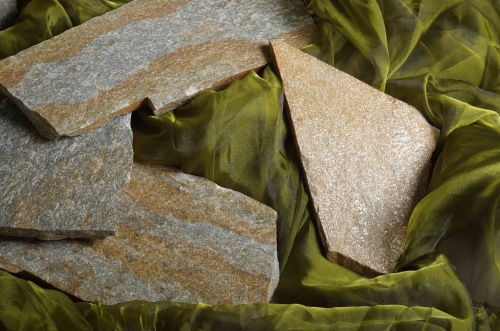 Плитняк златолит Уральский для цоколя, отмостки купить в Нижнекамске