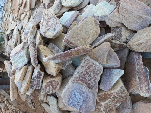 Златолит жёлтый, жёлто-зелёный глыбки и валуны для ланшафтного дизайна купить в Нижнекамске