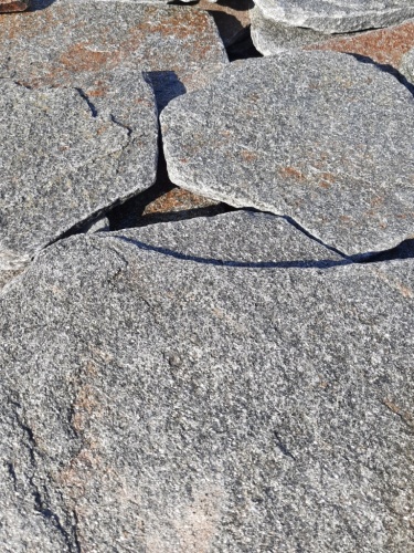 Златолит серебристый галтованный для лестниц купить в Нижнекамске