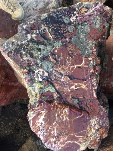 Камни для ландшафтного дизайна красно-фиолетовые 10-60 килограмм купить в Нижнекамске